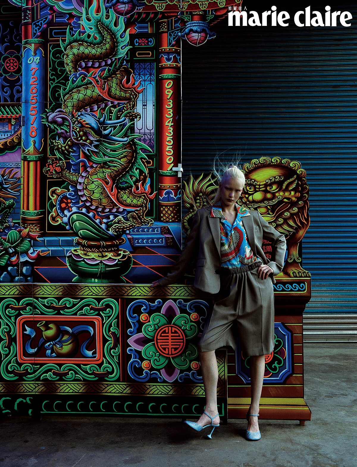 印花開領襯衫，GrowthRing & Supply；米灰色西裝外套、米灰色西裝短褲、藍色高跟鞋，all by Loewe。