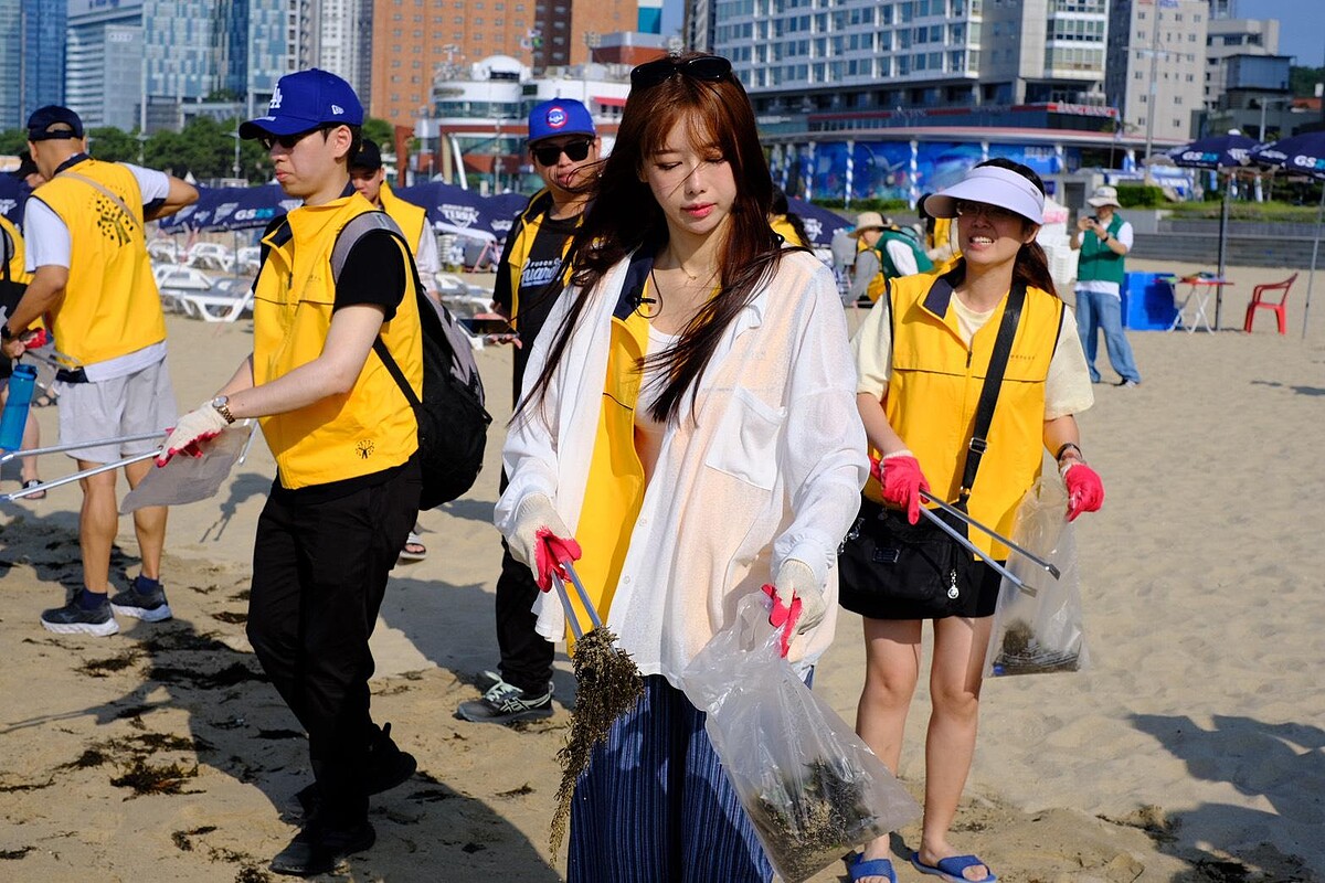 李雅英在釜山海雲台沙灘參與淨灘活動