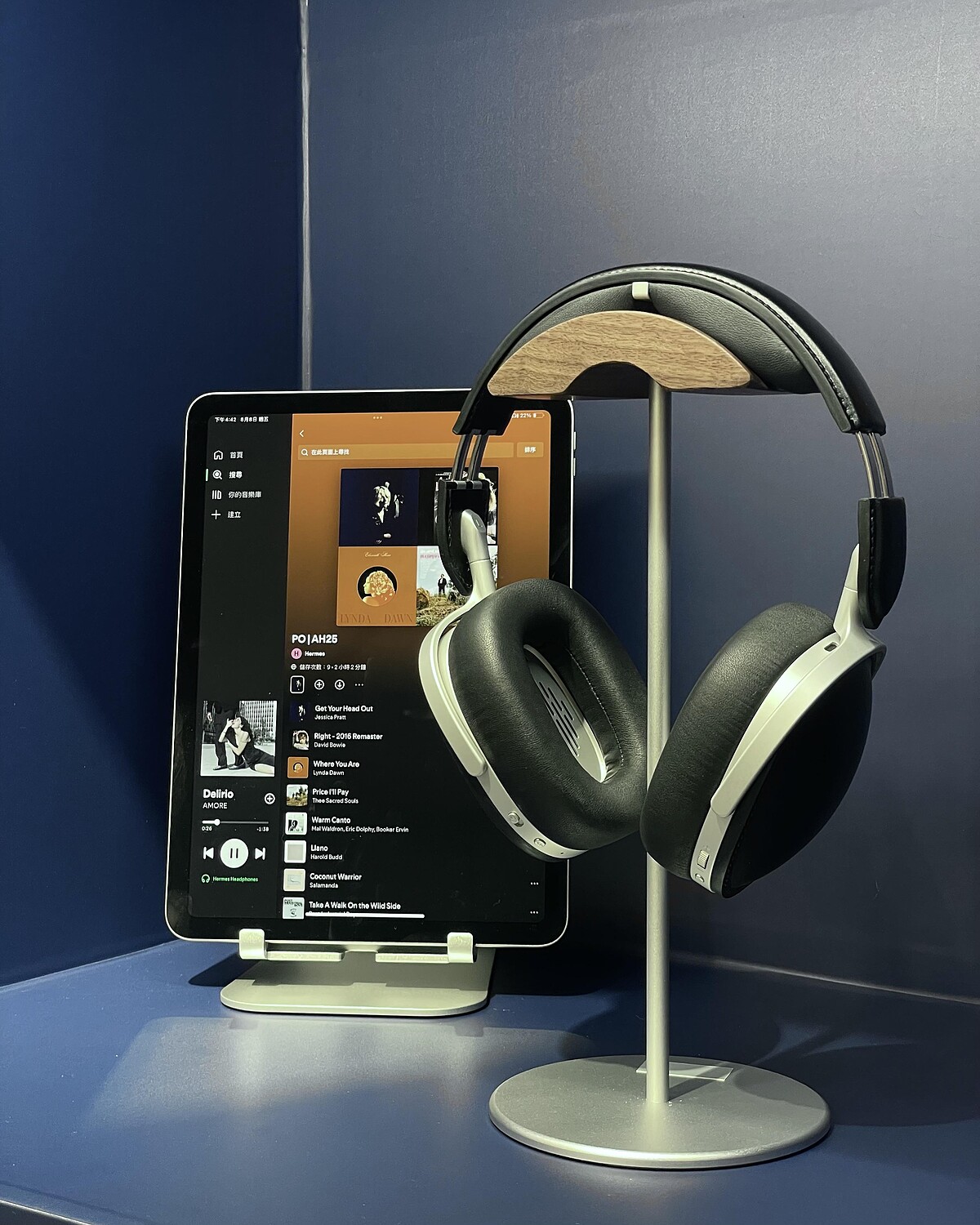 Herm&egrave;s 愛馬仕 2025 秋冬配件系列耳罩式耳機，馬鐙靈感金屬與凱莉包手把縫製細節，主打降噪與皮革觸控操作