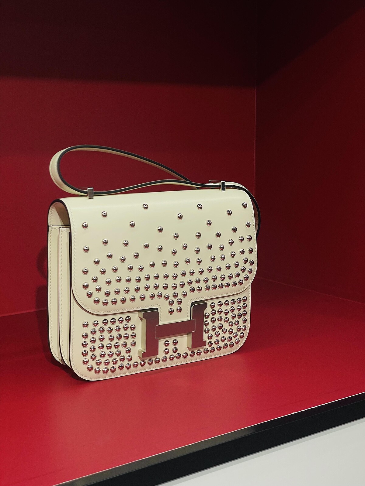 Herm&egrave;s CONSTANCE 肩背包 2025 秋冬新款，鉚釘裝飾，奶油色 Cream 小牛皮，使用後呈現金銅色光澤