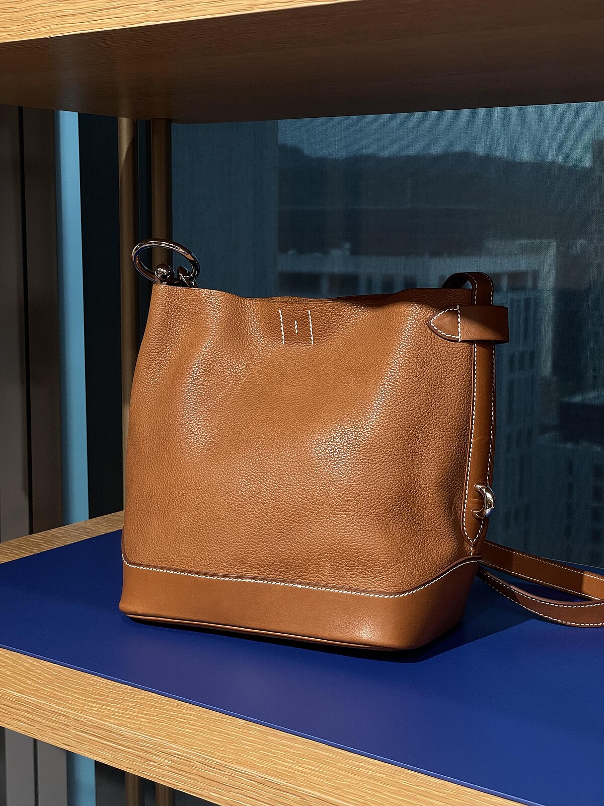 Herm&egrave;s DOUBLE LONGE 肩背包，水桶輪廓與大型金屬環，馬術靈感，背帶可多段變化