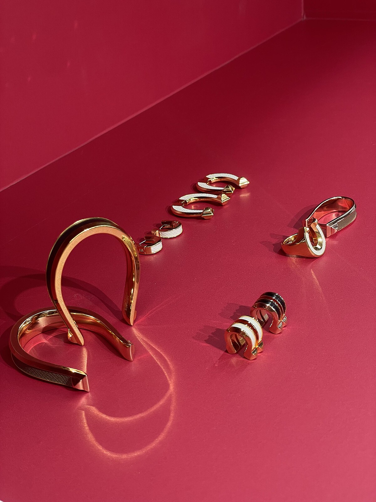 Herm&egrave;s 馬蹄鐵靈感配件系列，小牛皮與金屬材質，含耳夾、雙環戒、耳環、手環