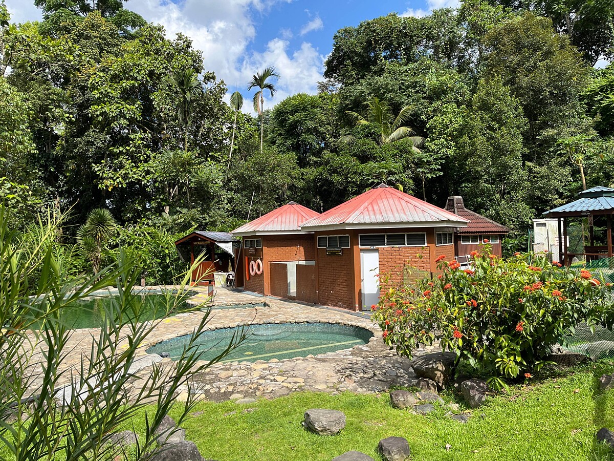 入園門票$RM 10.00。波令溫泉（Poring Hot Spring），設施使用須另計費｜Melody TU 採訪拍攝