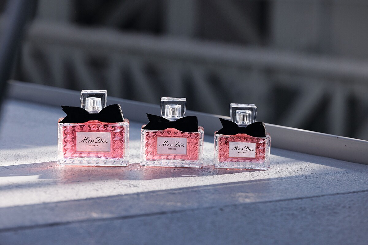 MISS DIOR極緻香精2025年廣告幕後花絮。