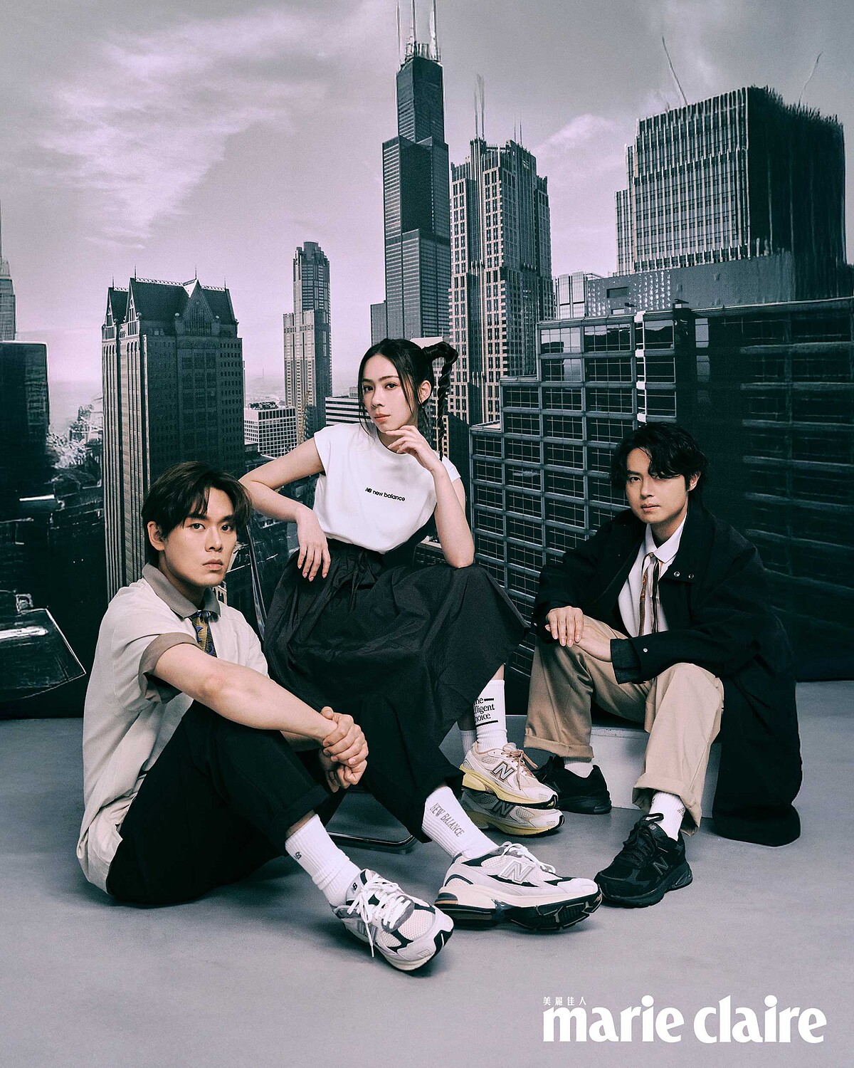 犬青：黑白撞色連身洋裝、2010運動鞋，all by New Balance。雲安：印花短袖上衣、印花Polo衫、黑色長褲、2010運動鞋，all by New Balance；印花絲帶，Longchamp。哲謙：印花Polo衫、卡其色長褲、開襟風衣外套、2010運動鞋，all by New Balance；印花絲帶，Longchamp。