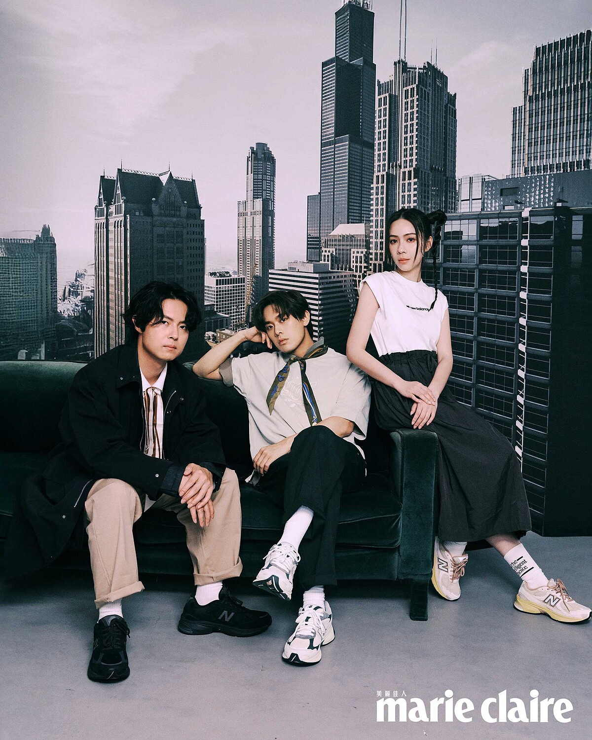 犬青：黑白撞色連身洋裝、2010運動鞋，all by New Balance。雲安：印花短袖上衣、印花Polo衫、黑色長褲、2010運動鞋，all by New Balance；印花絲帶，Longchamp。哲謙：印花Polo衫、卡其色長褲、開襟風衣外套、2010運動鞋，all by New Balance；印花絲帶，Longchamp。