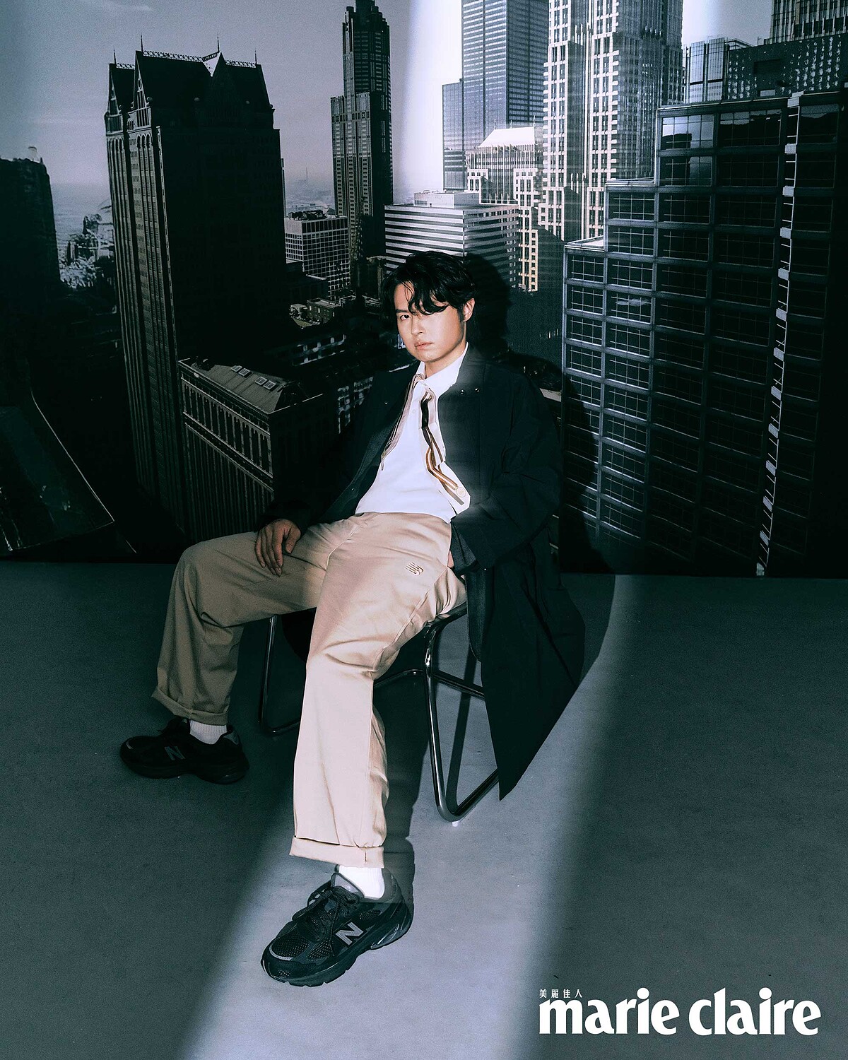 印花Polo衫、卡其色長褲、開襟風衣外套、2010運動鞋，all by New Balance；印花絲帶，Longchamp。