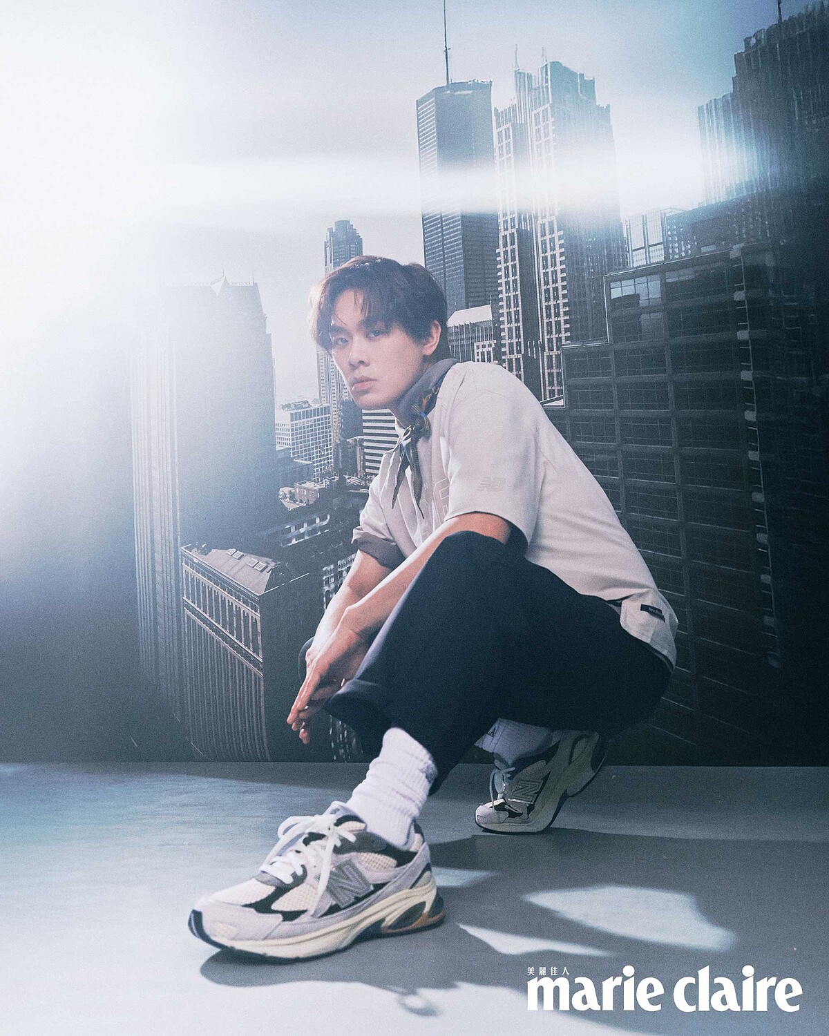 印花短袖上衣、印花Polo衫、黑色長褲、2010運動鞋，all by New Balance；印花絲帶，Longchamp