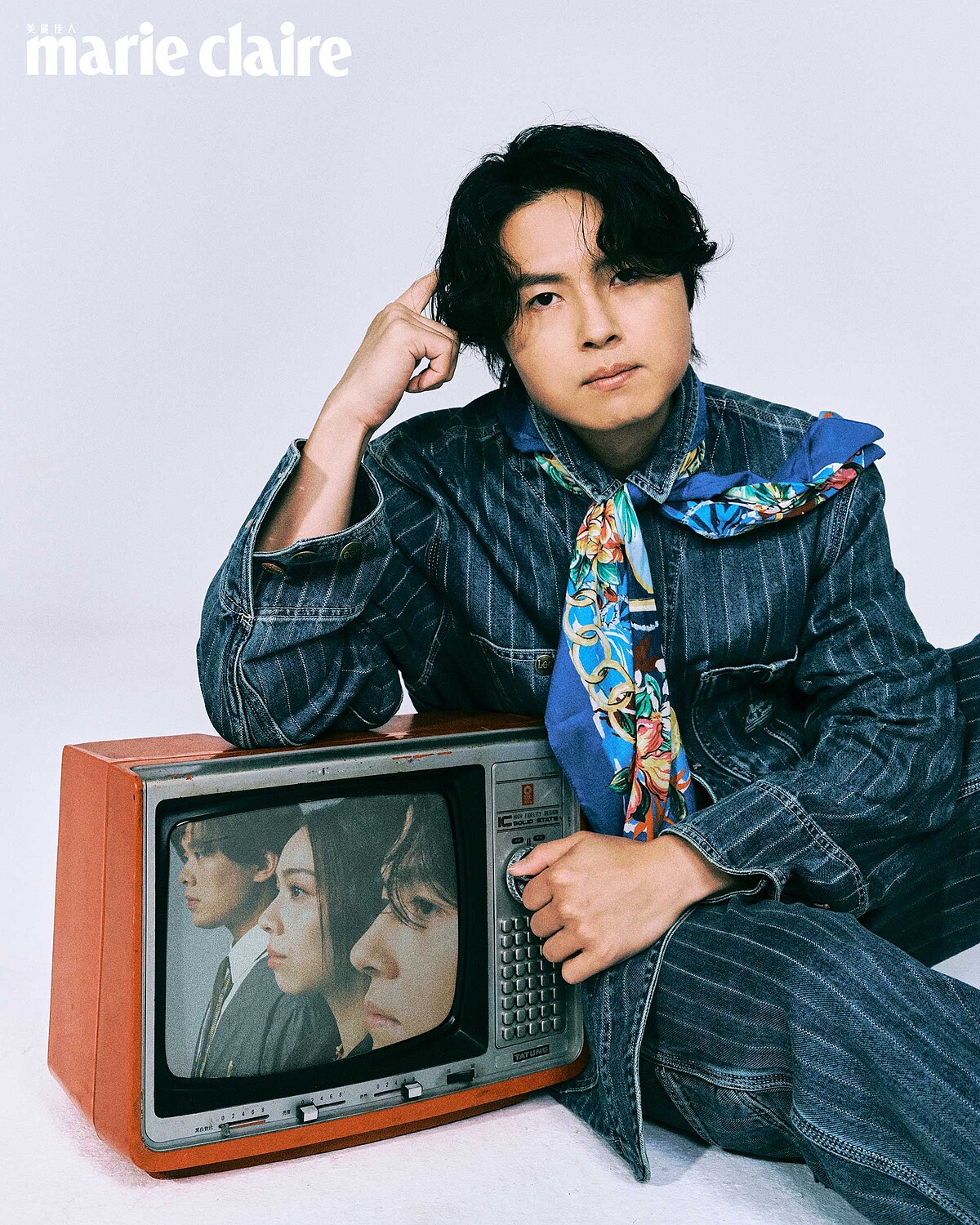 直條紋丹寧套裝，all by Paul Smith；棉質印花方巾，Maje。