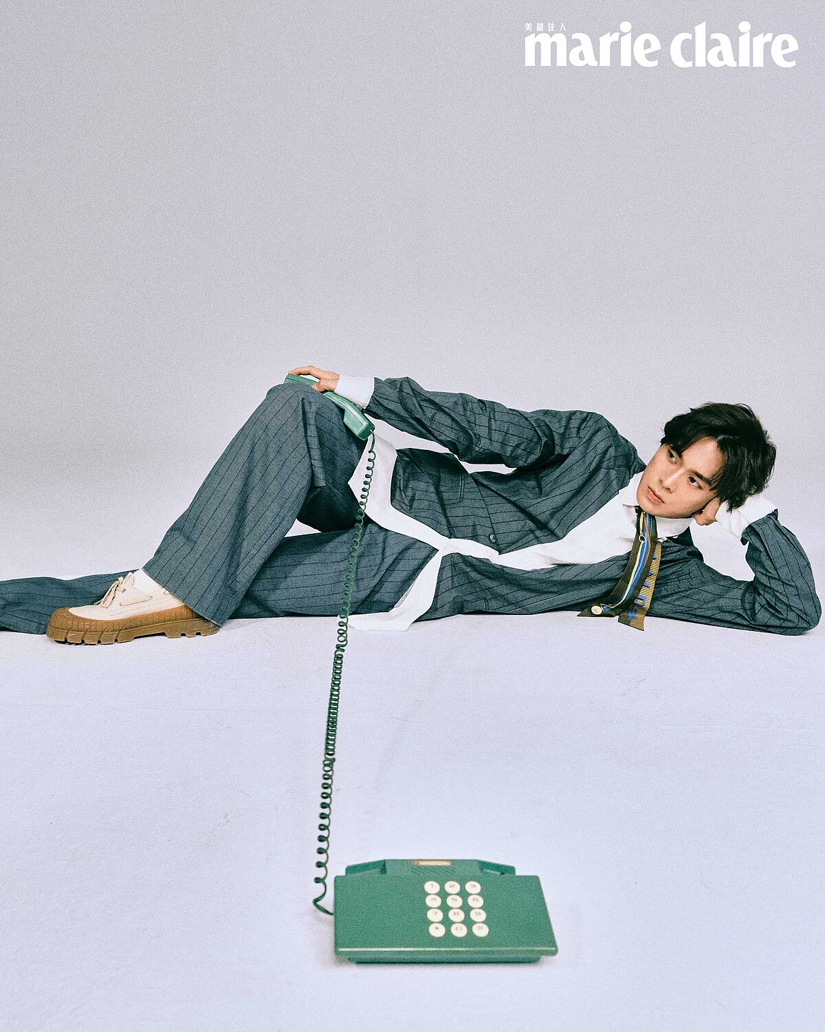 灰色西裝套裝、白色寬鬆襯衫、休閒鞋，all by Moschino；印花絲帶，Longchamp。