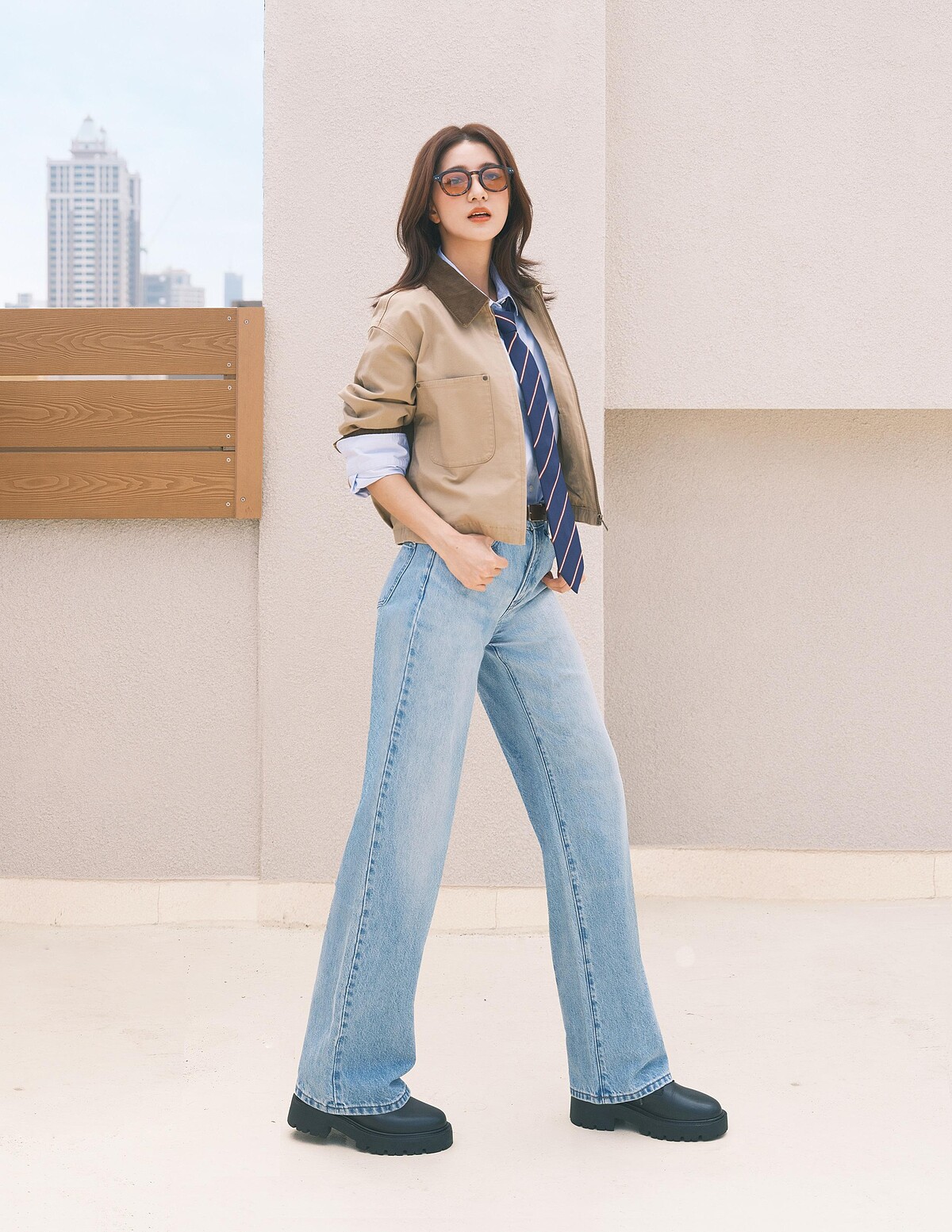 短版外套479208、棉質襯衫(長袖)4790783、直筒牛仔褲479004、領帶476210、皮帶478706、波士頓太陽眼鏡 475133