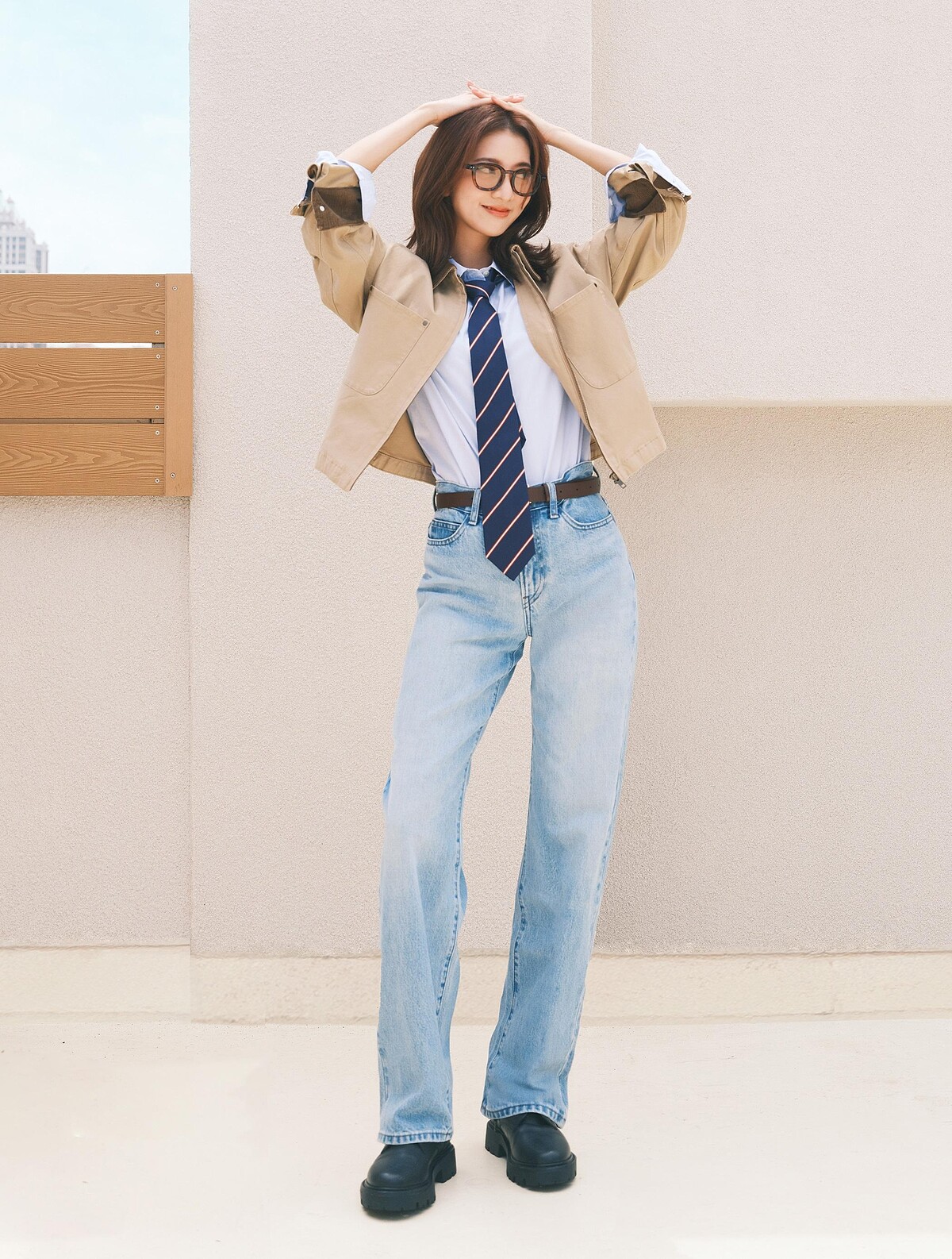 短版外套479208、棉質襯衫(長袖)4790783、直筒牛仔褲479004、領帶476210、皮帶478706、波士頓太陽眼鏡 475133