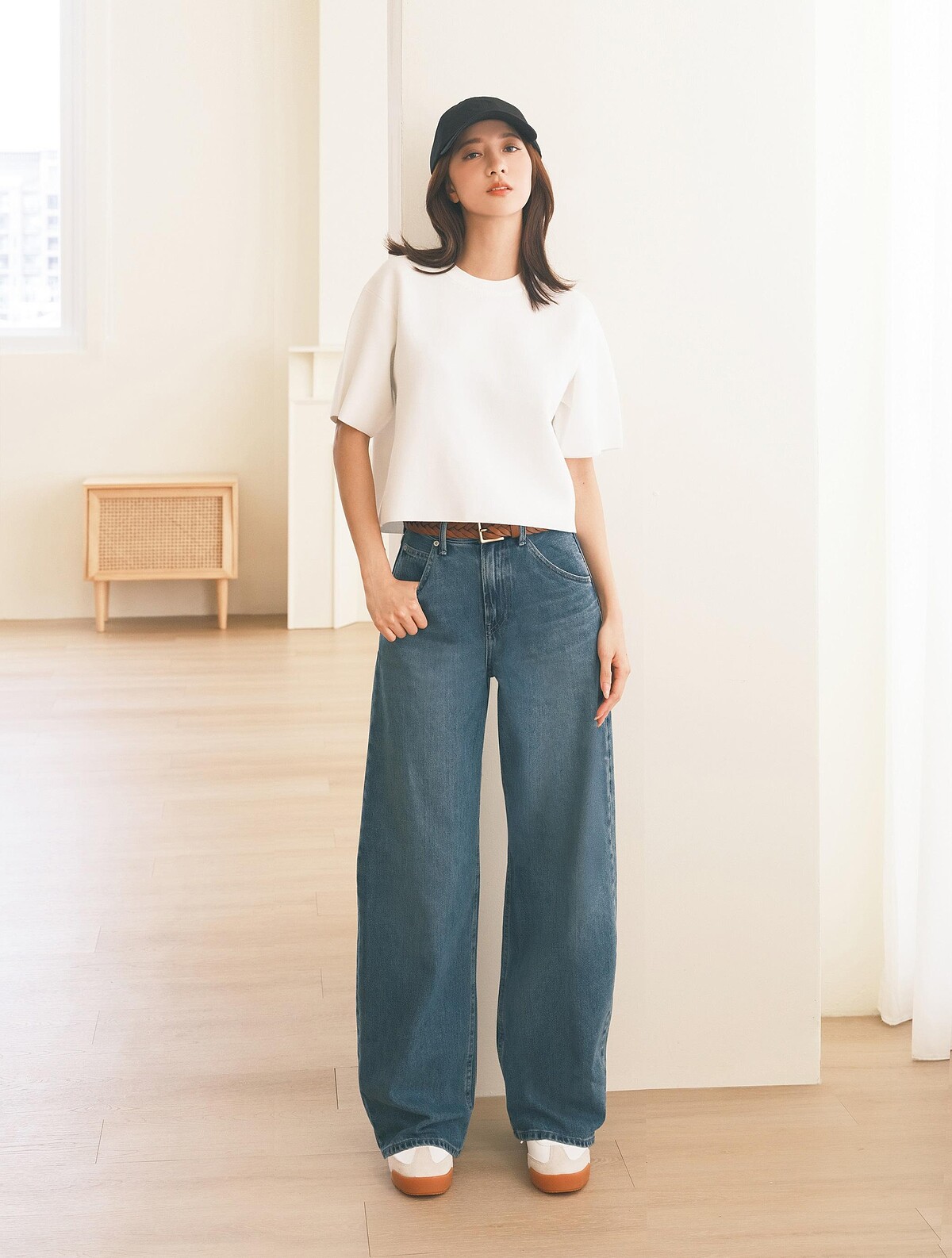 可機洗米蘭羅紋針織衫(短袖) 4783273、皮帶478706、防曬斜紋帽478307、繭型牛仔褲479000、麂皮拼接休閒鞋 478322