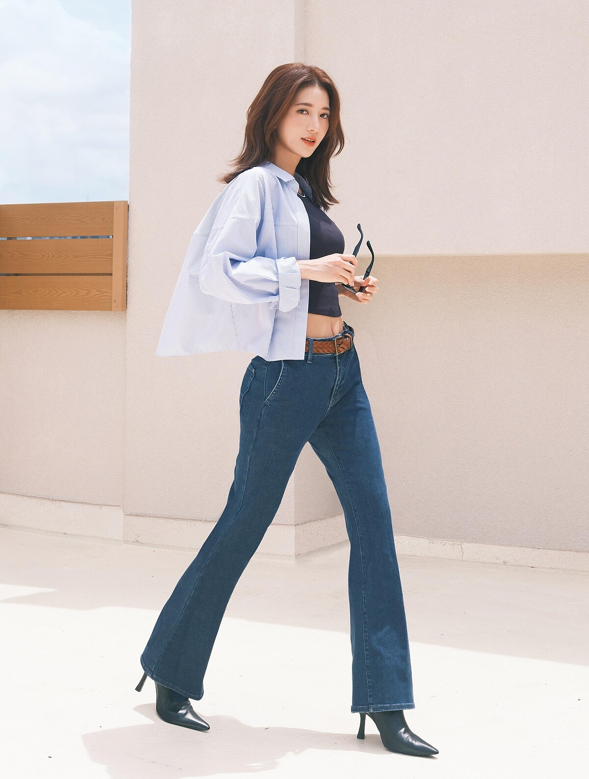 棉質短版襯衫(長袖)480485、BRATOP削肩短版背心(撞色滾邊)473989、合身喇叭牛仔褲 479003