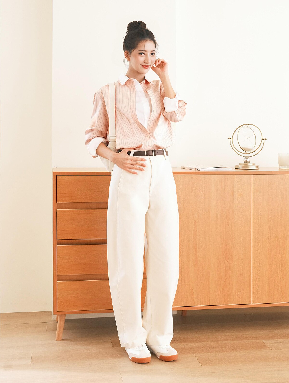 棉質條紋襯衫(長袖) 4790793、棉質襯衫(長袖) 479078、皮帶478706、弧形迷你肩背包473474、繭型褲483722、麂皮拼接休閒鞋 478322