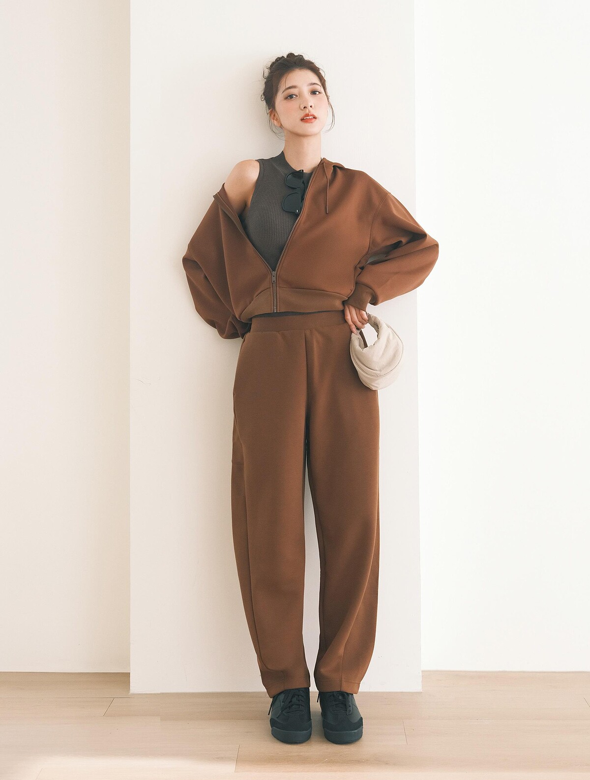 DRY休閒連帽外套(長袖) 479603、DRY休閒繭型長褲 479619、可機洗針織BRATOP背心 478795、弧形超迷你肩背包480807、麂皮拼接休閒鞋478322