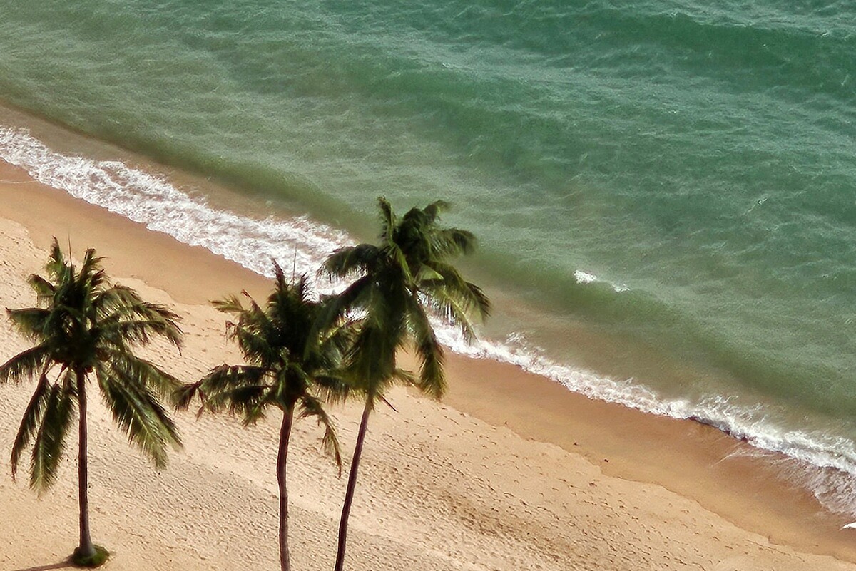 距離市中心僅一小時車程的納中天（Na Jomtien）擁有悠閒的度假氛圍。