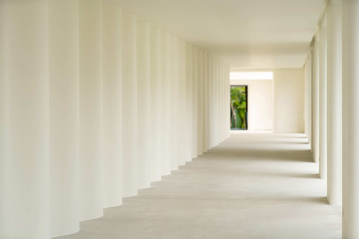 波浪造型的大廳廊道。