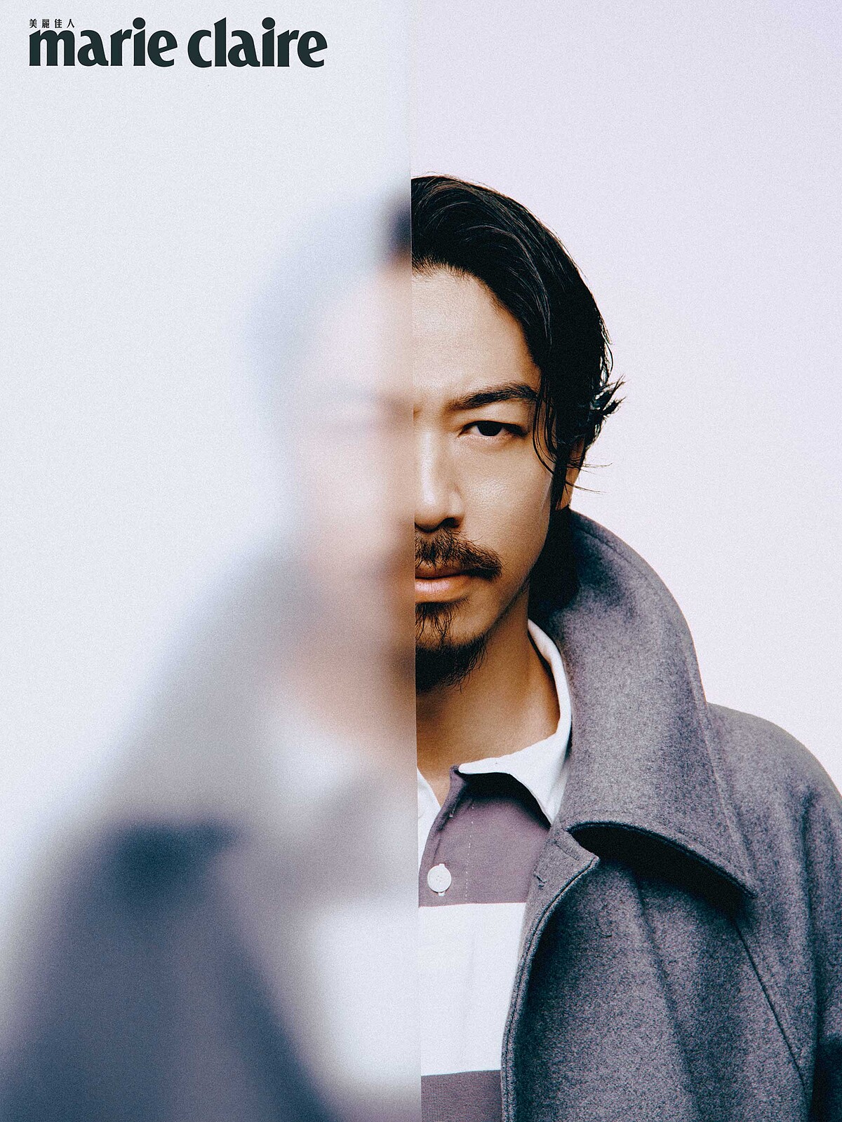 灰色羊毛立領大衣、灰白條紋Polo衫，Both by peter wu。