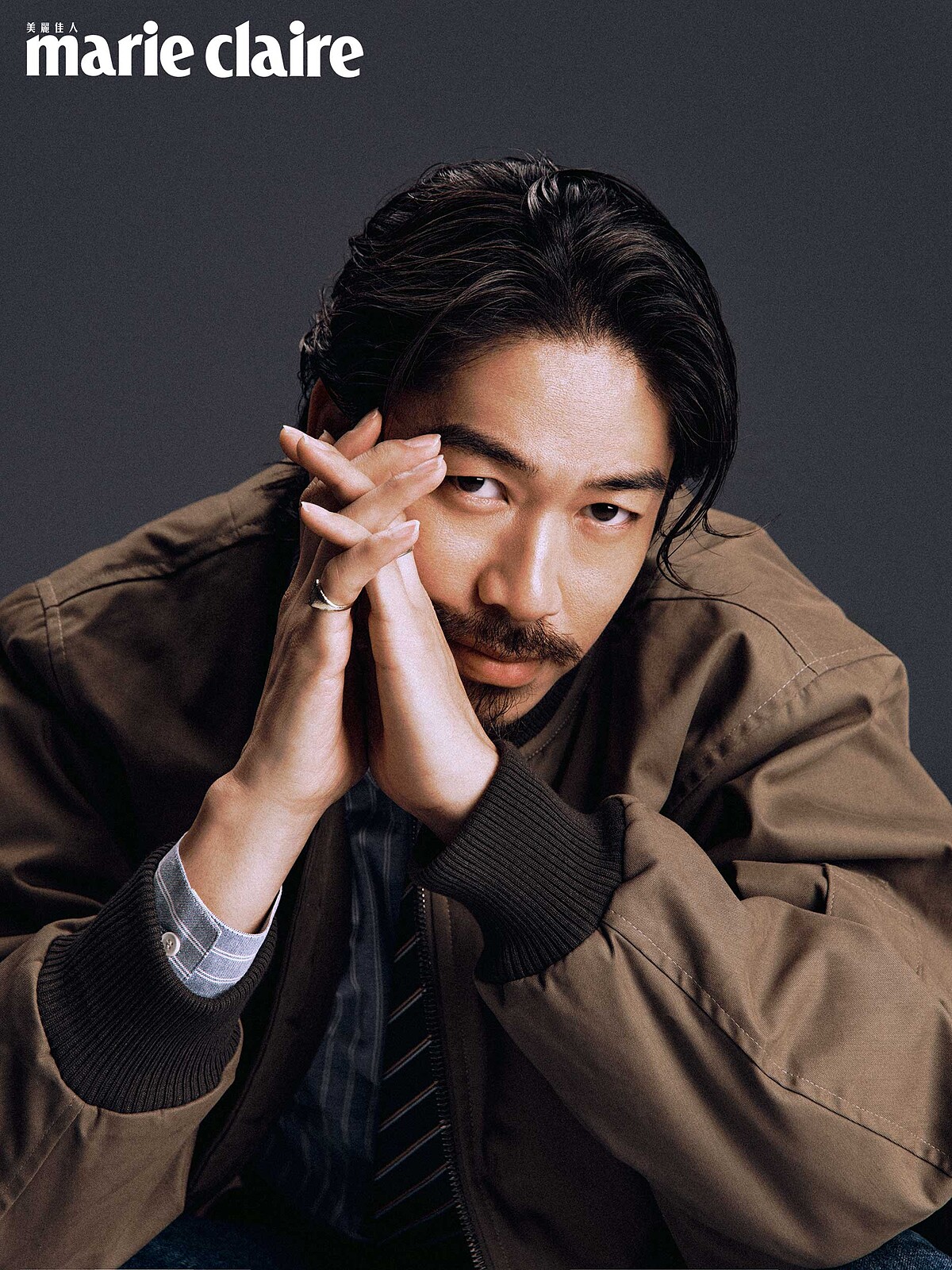 咖啡色短版飛行外套、淺藍條紋襯衫、深藍條紋領帶，All by perter wu。