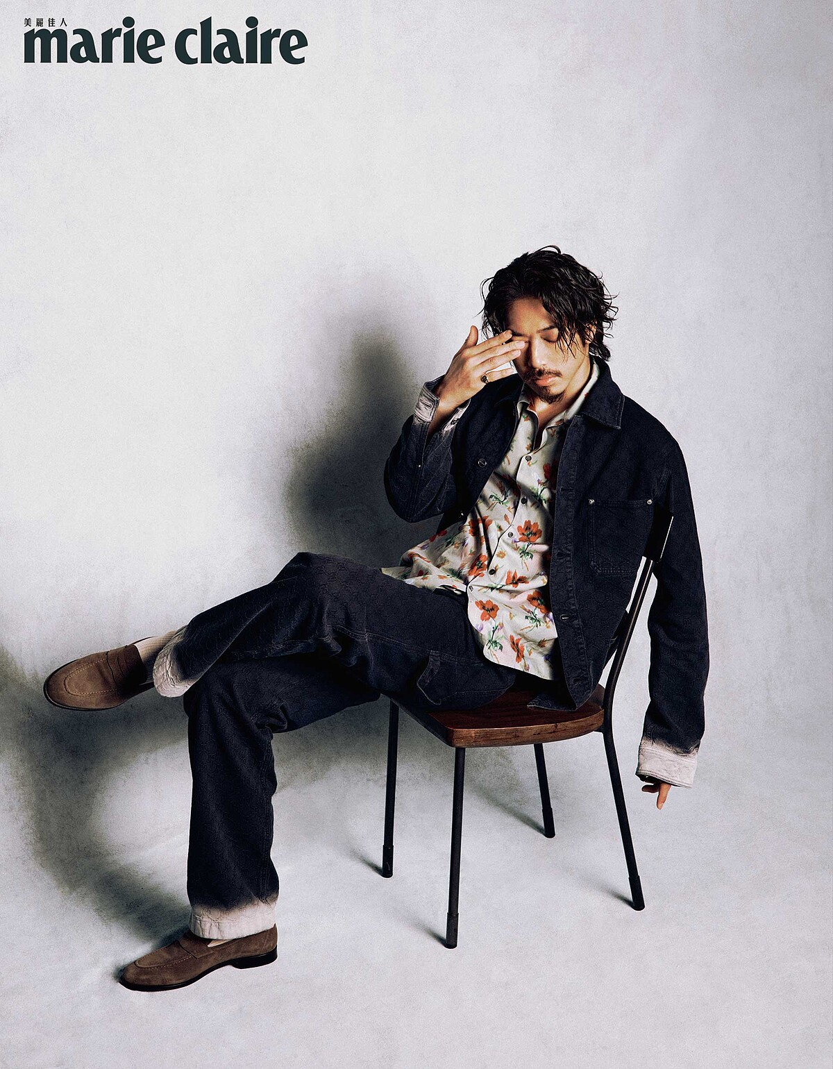 漸層丹寧外套、漸層丹寧長褲，both by Gucci; 花卉印花短袖襯衫，Loewe；麂皮樂福鞋，Loro Piana。