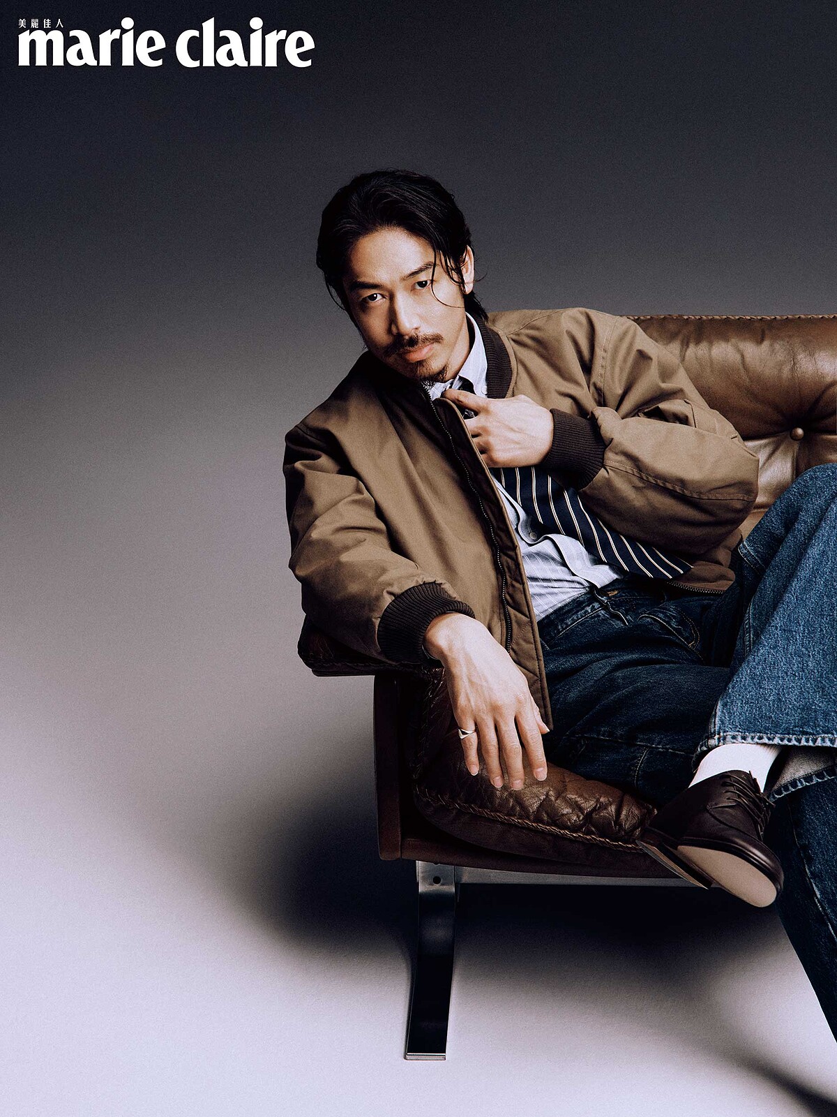 咖啡色短版飛行外套、淺藍條紋襯衫、深藍條紋領帶、深藍牛仔褲，All by perter wu；深咖啡色皮革德比鞋，Ferragamo。