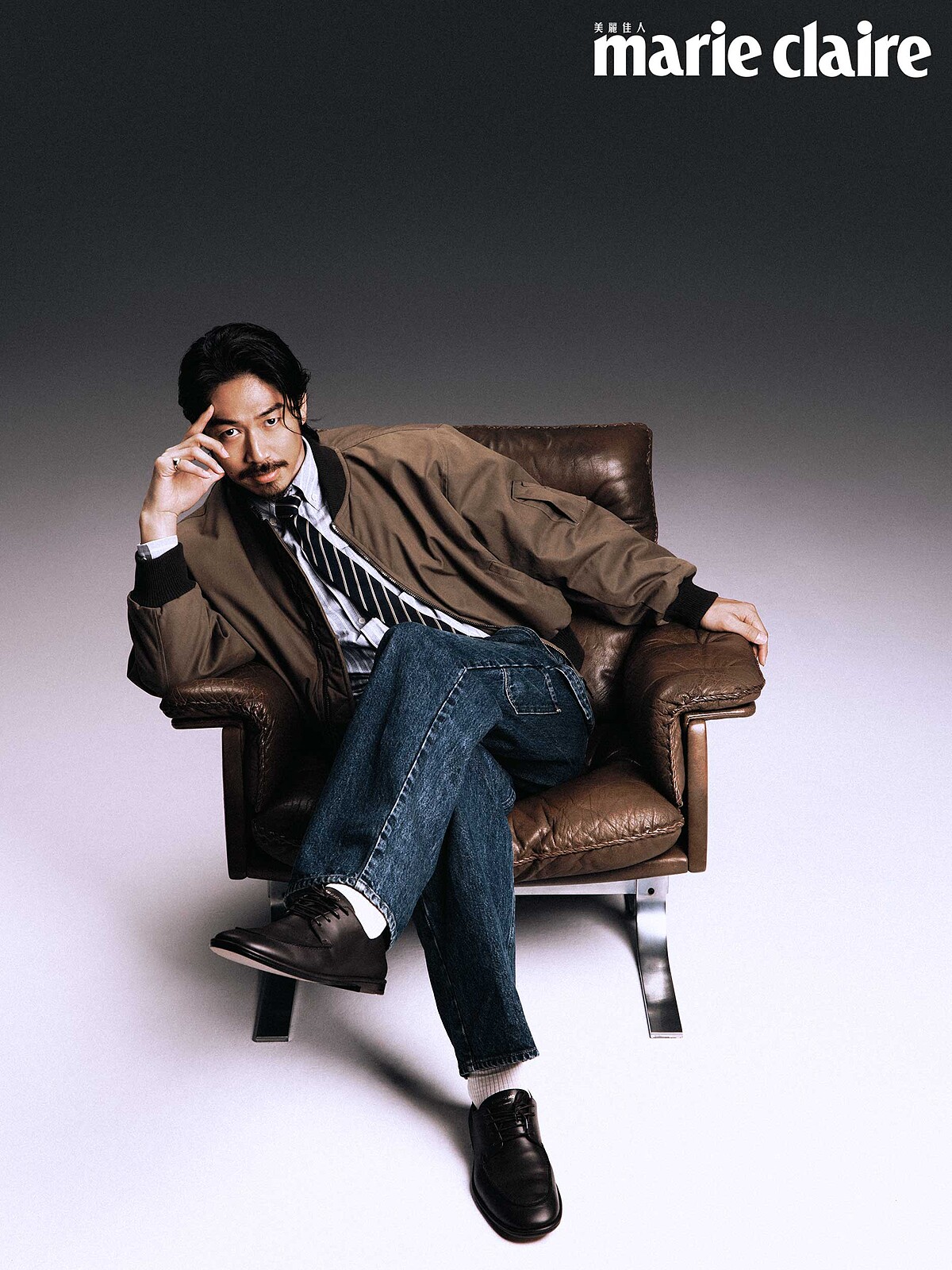 咖啡色短版飛行外套、淺藍條紋襯衫、深藍條紋領帶、深藍牛仔褲，All by perter wu；深咖啡色皮革德比鞋，Ferragamo。