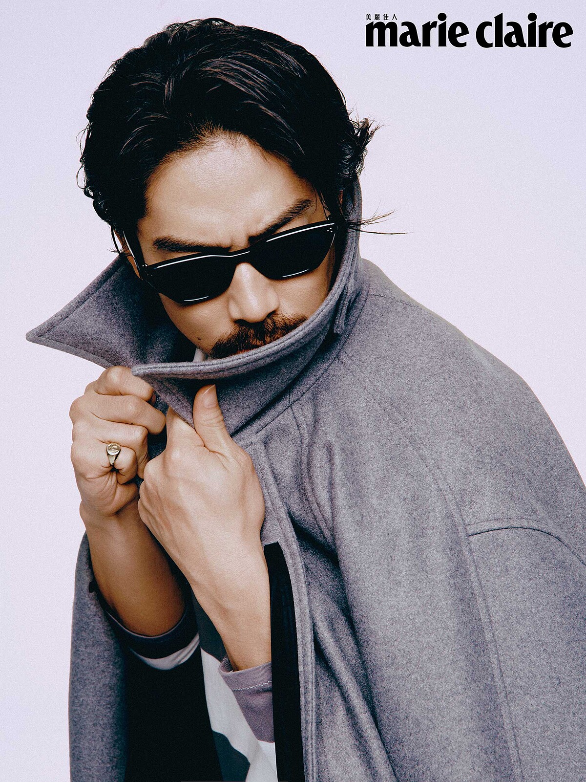 灰色羊毛立領大衣、灰白條紋Polo衫，All by peter wu。