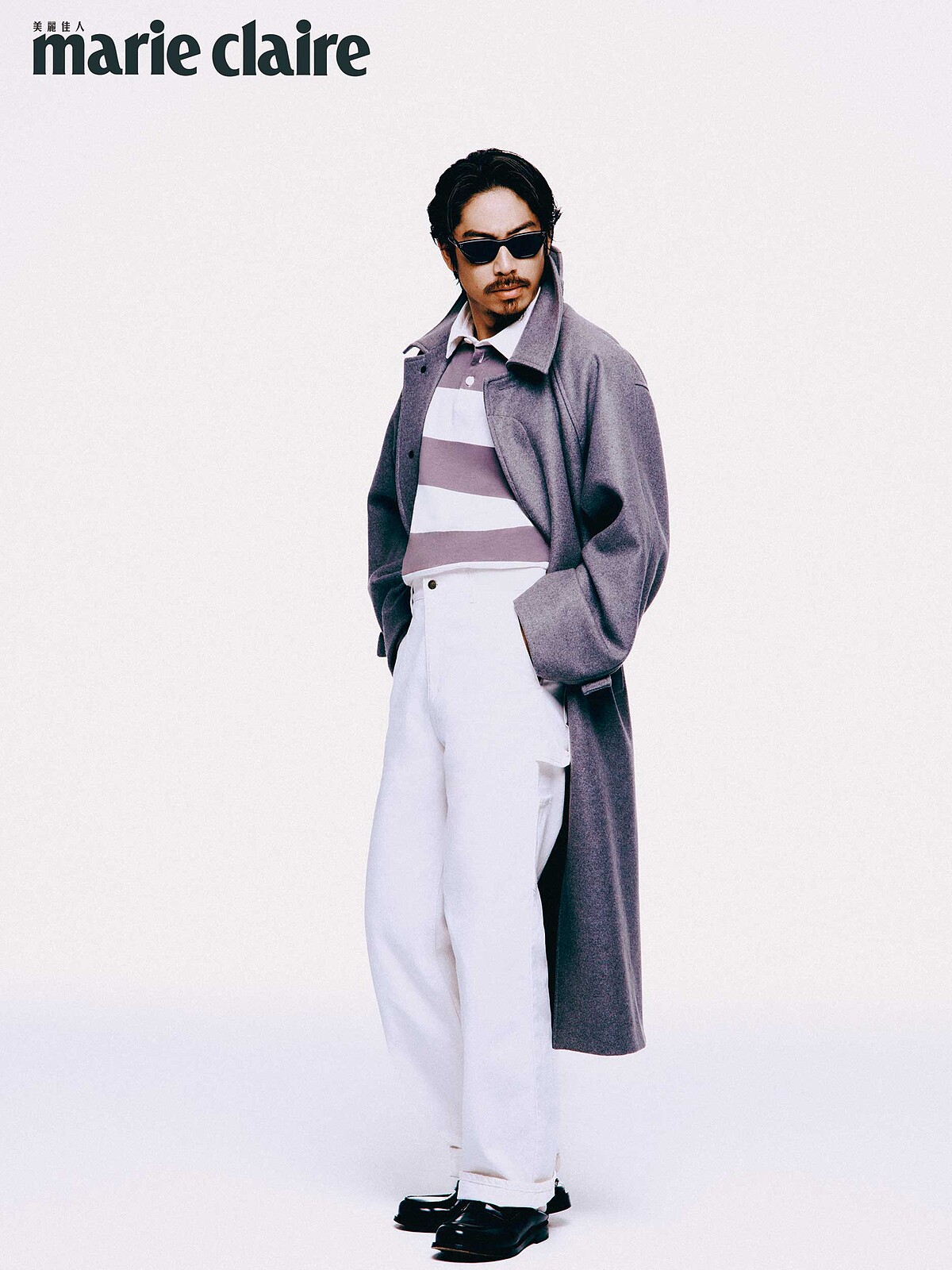 灰色羊毛立領大衣、灰白條紋Polo衫、白色直筒牛仔褲，All by peter wu；黑色樂福鞋，Gucci。