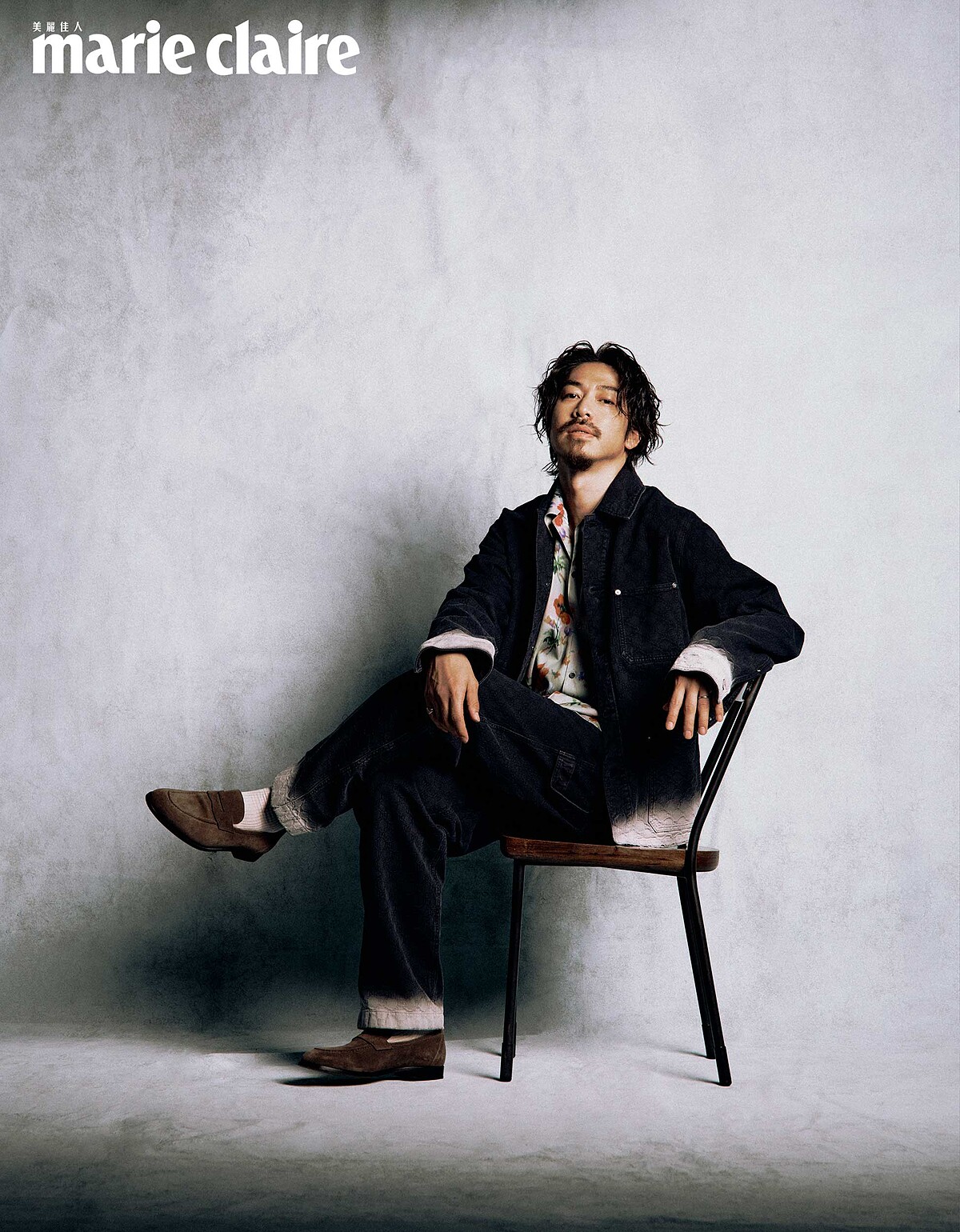 漸層丹寧外套、漸層丹寧長褲，both by Gucci; 花卉印花短袖襯衫，Loewe；麂皮樂福鞋，Loro Piana。