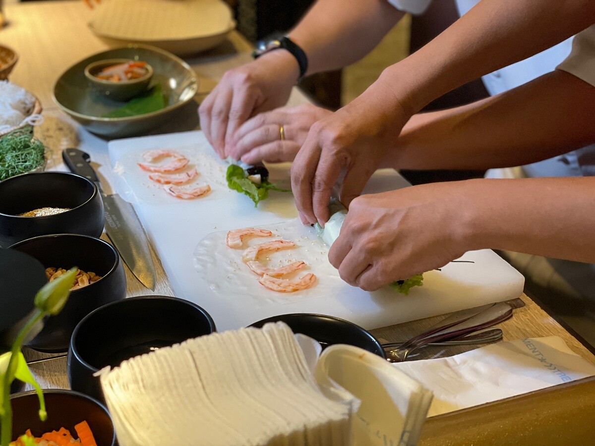 主廚在記者會現場示範「西貢生春捲」。