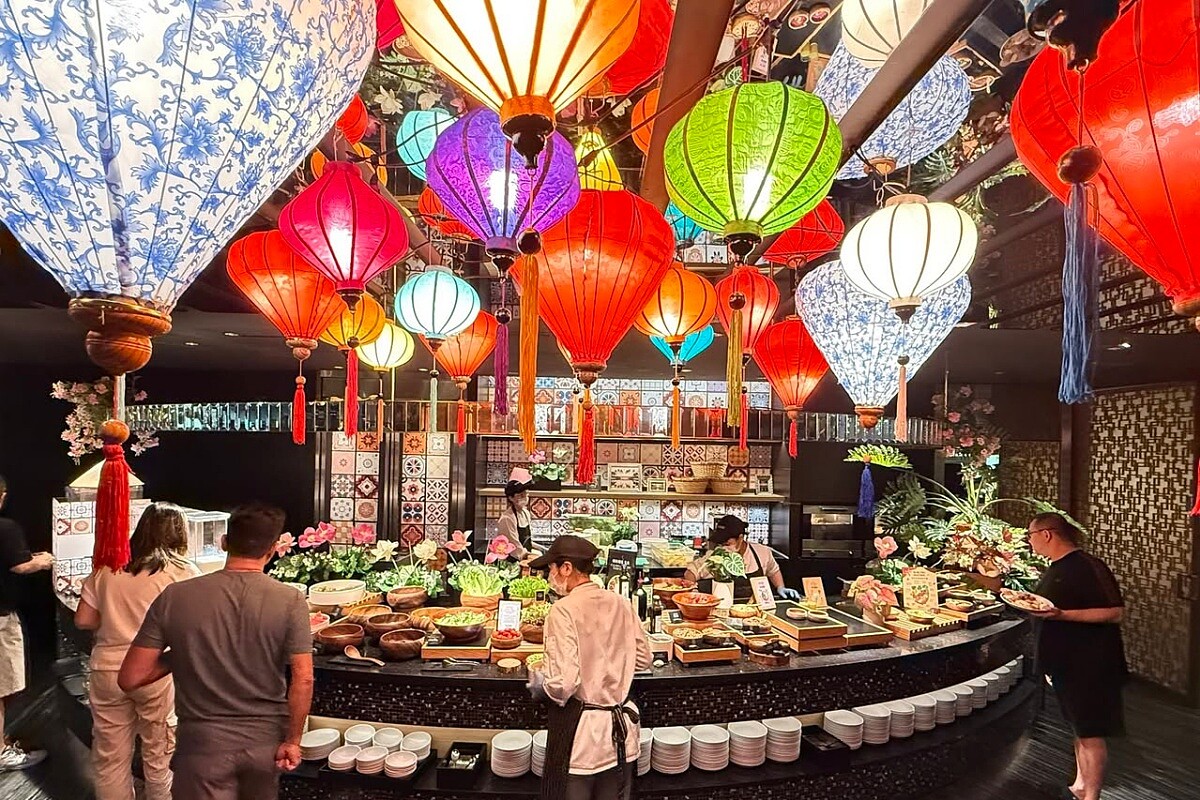「栢麗廳」自助餐空間高掛映照暖光的越南絲綢燈籠。