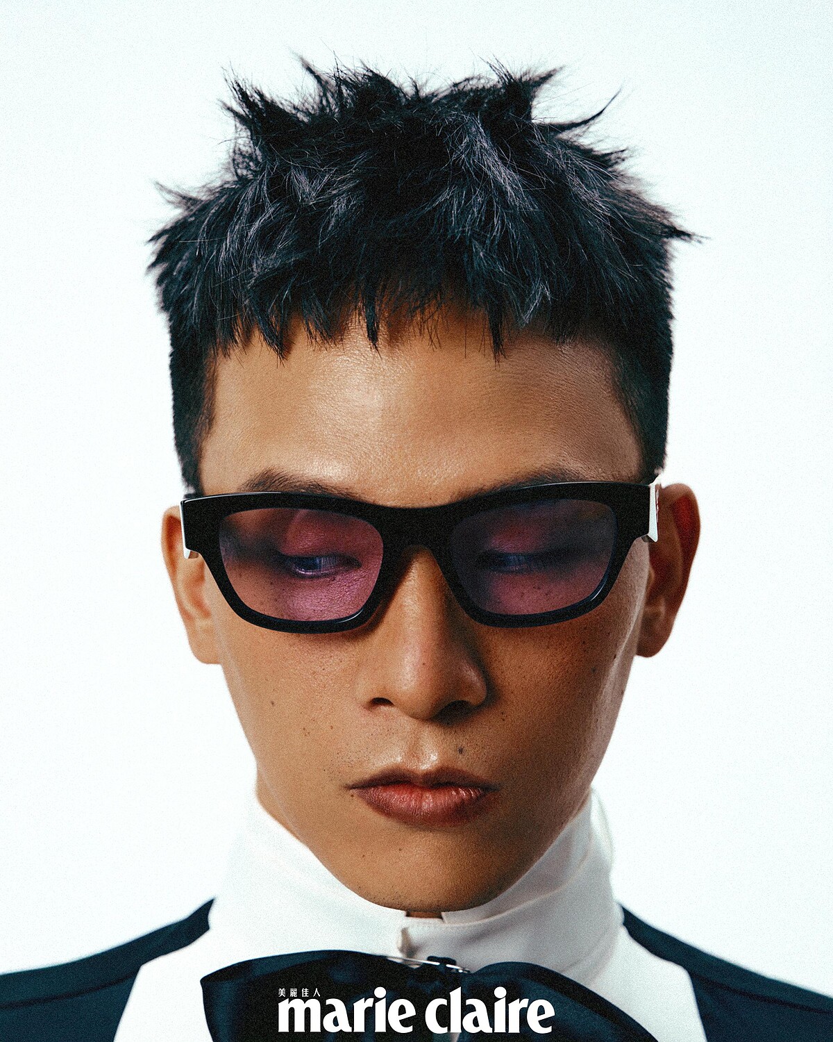 緞面襯衫，Loewe；黑色皮鞋，Prada；Symbole 太陽眼鏡，Prada Eyewear。