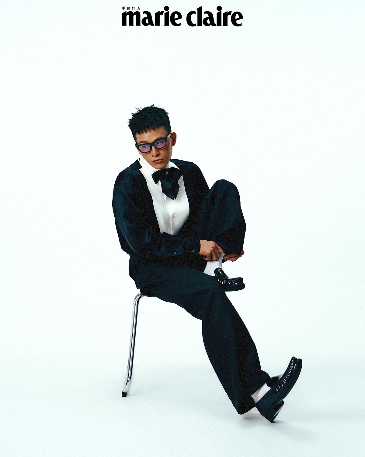 緞面襯衫、黑色西裝褲，both by Loewe；黑色皮鞋，Prada；Symbole 太陽眼鏡，Prada Eyewear。