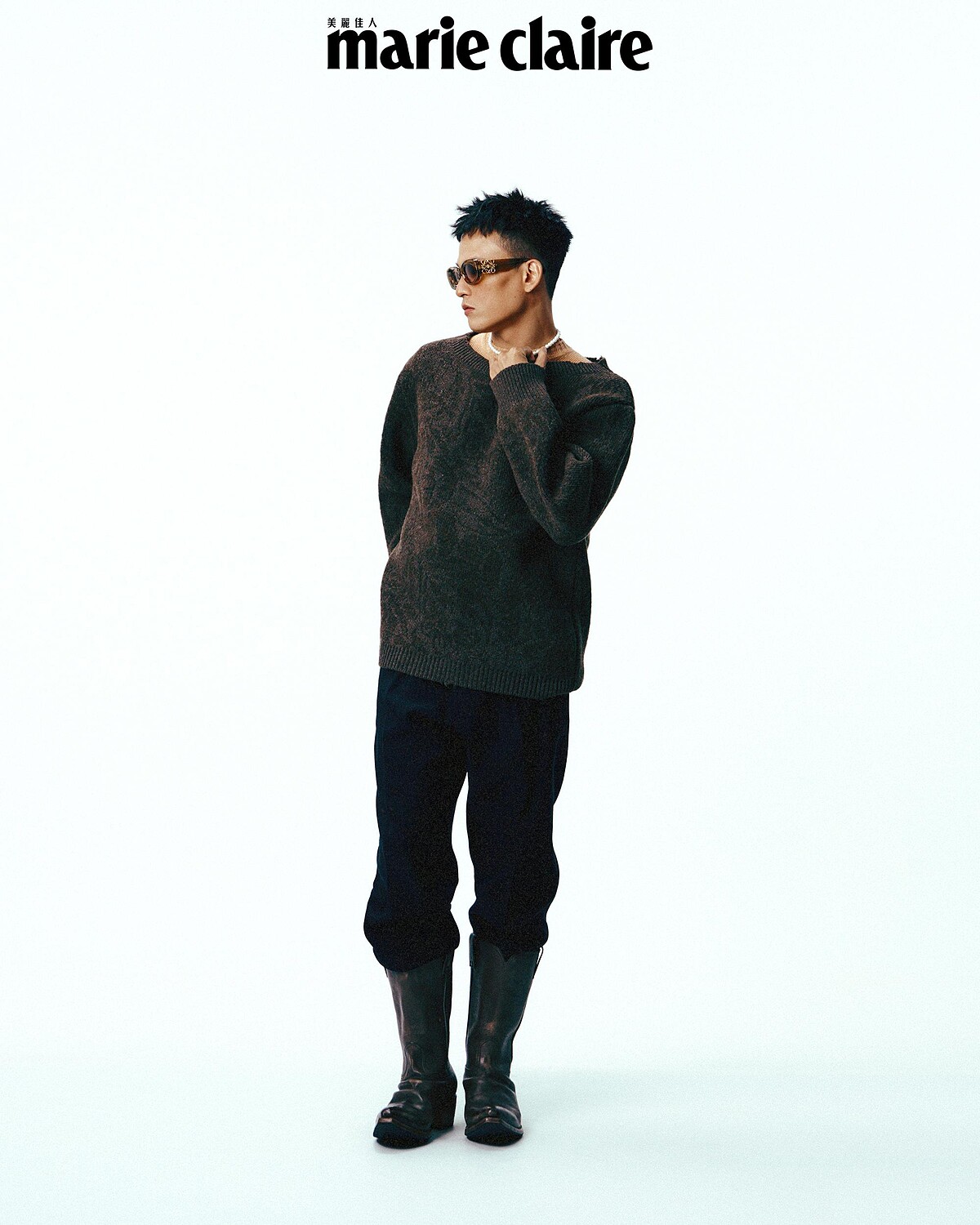 橘色短袖上衣、灰棕色毛衣，both by Prada；黑色西裝褲、琥珀色墨鏡 both by Loewe。琥珀色墨鏡，Loewe。