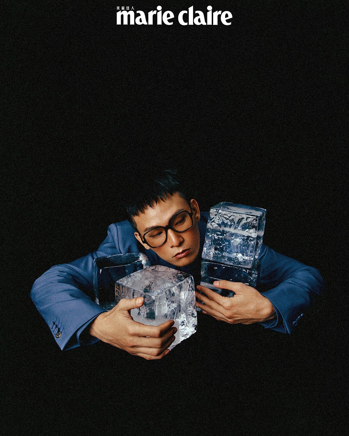 藍色襯衫、藍色西裝外套、藍色領帶，all by Gucci；琥珀色眼鏡，Oliver Peoples。