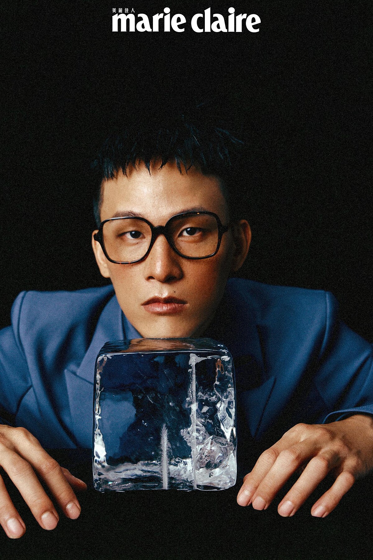 藍色襯衫、藍色西裝外套、藍色領帶，all by Gucci；琥珀色眼鏡，Oliver Peoples。