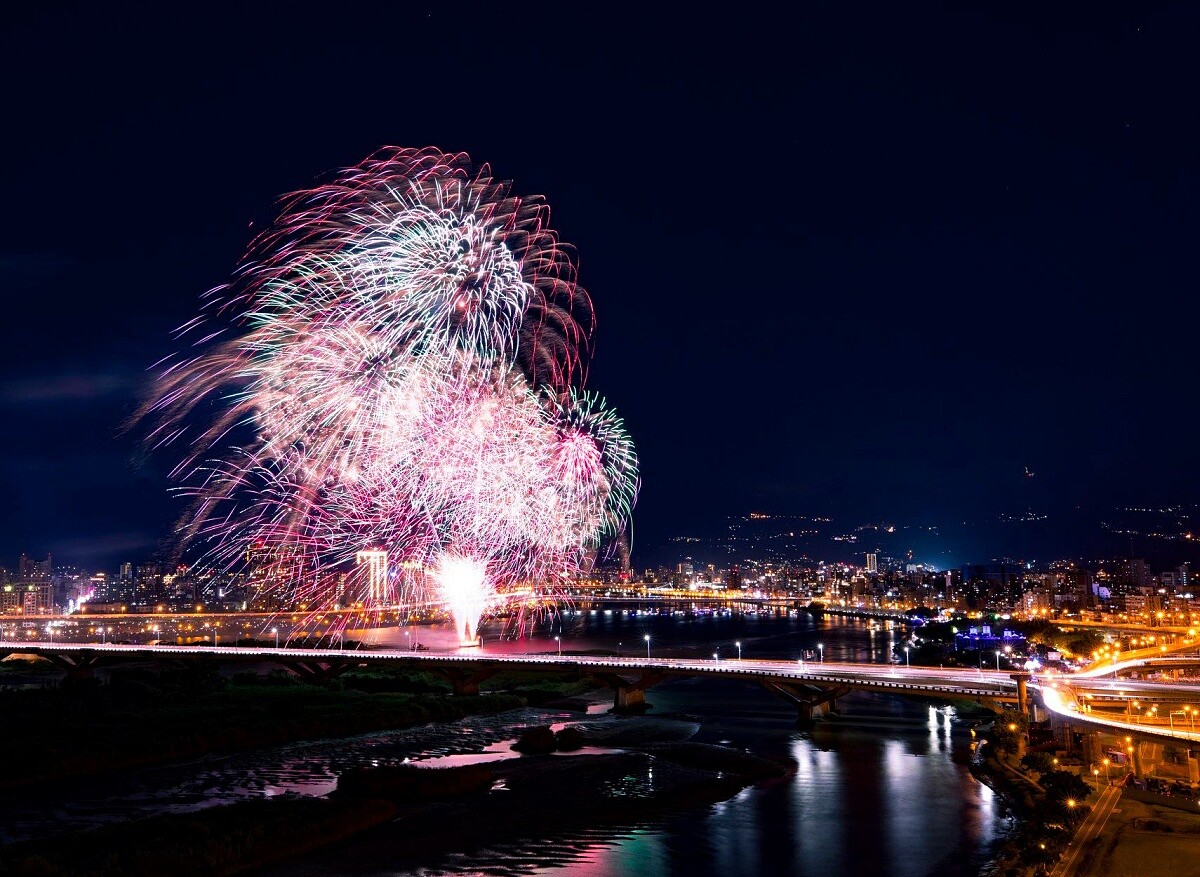 台北的「大稻埕夏日節」每年夏天在淡水河岸登場。