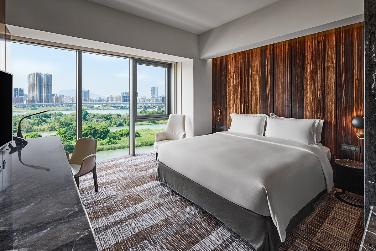 「豪華河景房」。