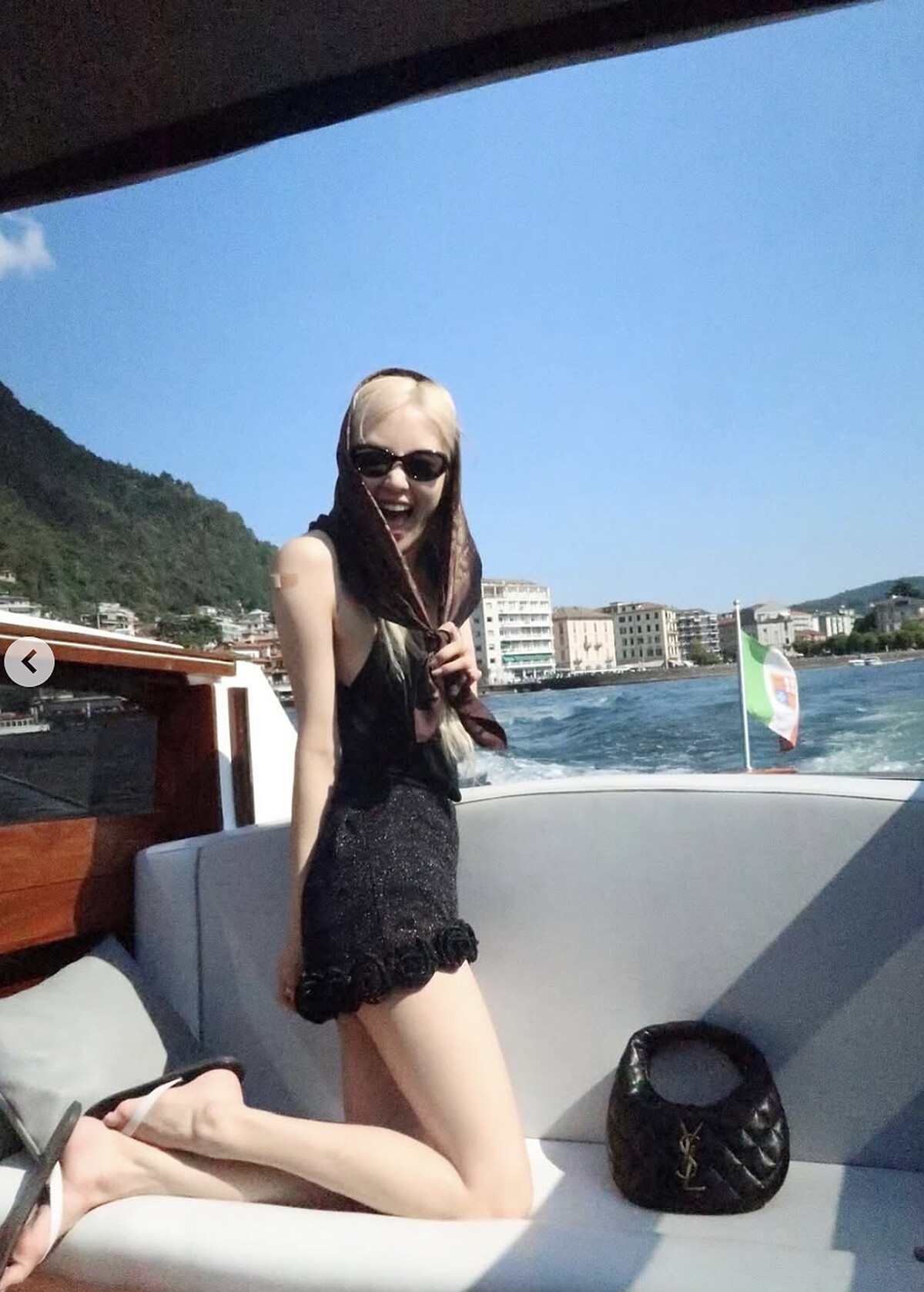 Ros&eacute;近日於義大利度假時，這顆全新的Icarino包款出鏡率極高。