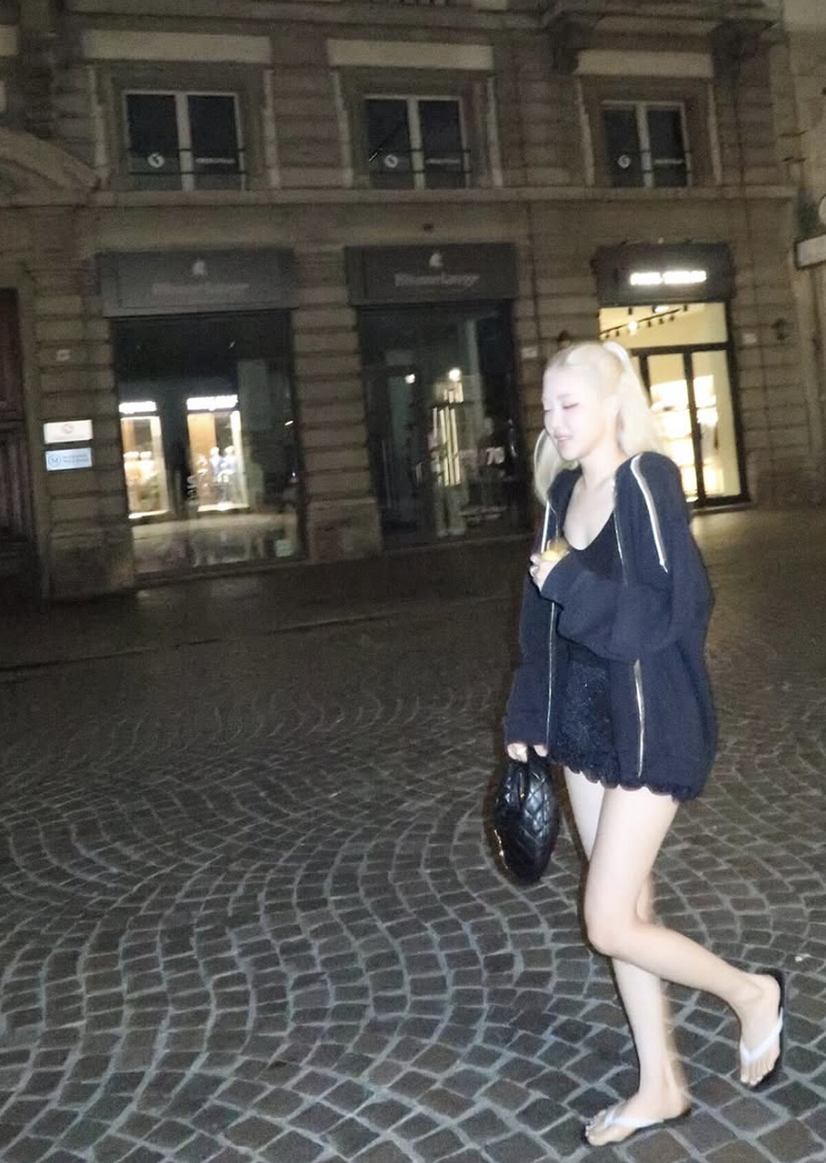 Ros&eacute;近日忙著世巡，在休息片刻可以看見他就是拿著這顆最新的Icarino黑色包款。