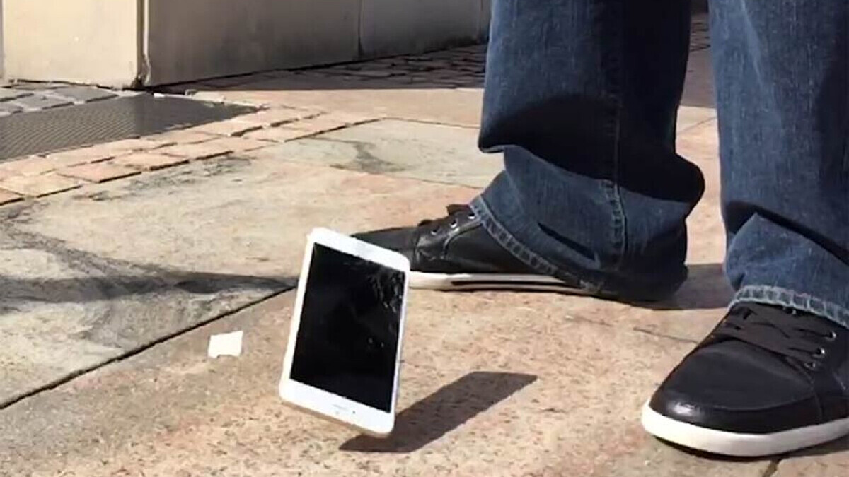 他是第一個！ Iphone 6才出店門口就往地上摔的幸運