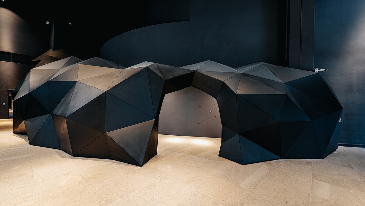 台中海洋館入口，如穿梭岩石裂縫、走進奇幻隧道