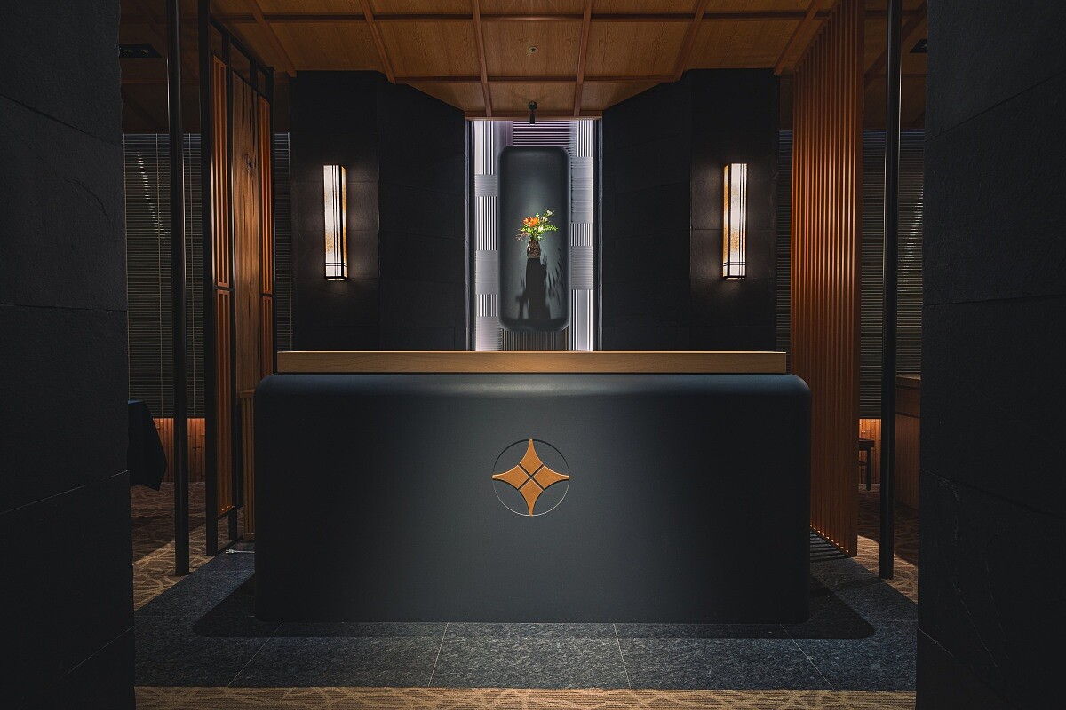 製作壽司的吧台，設於用餐空間中心位置。