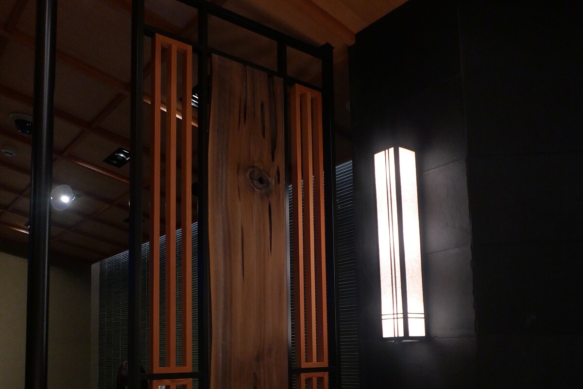 吧檯旁的「杉木」，有著主廚對「家鄉」與「家」的執念。