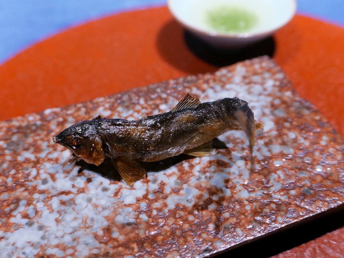 一尾香魚卻能品嚐到烤、炸與一夜干的不同層次。