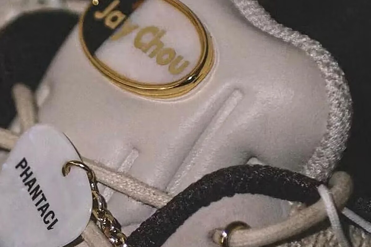 Nike Air Max 95 x PHANTACI 聯名款細節，鞋舌上有 'Jay Chou' 金框飾牌