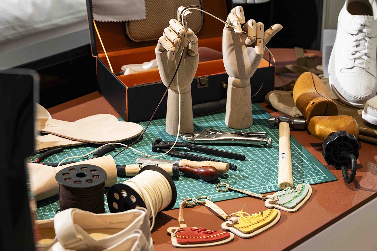 Clarks 品牌歷史照片，展示早期的製鞋工藝與工具