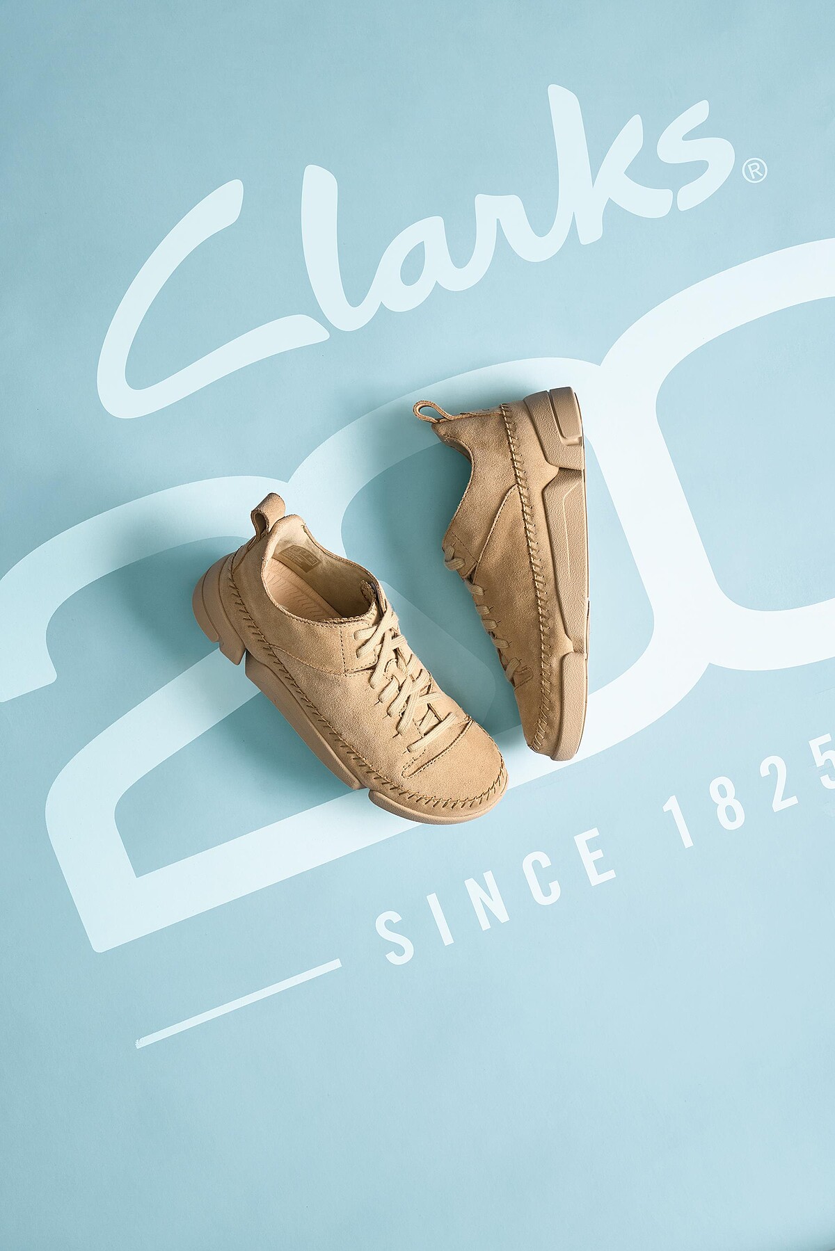 模特兒穿著 Clarks 沙漠健行鞋，展現街頭時尚風格