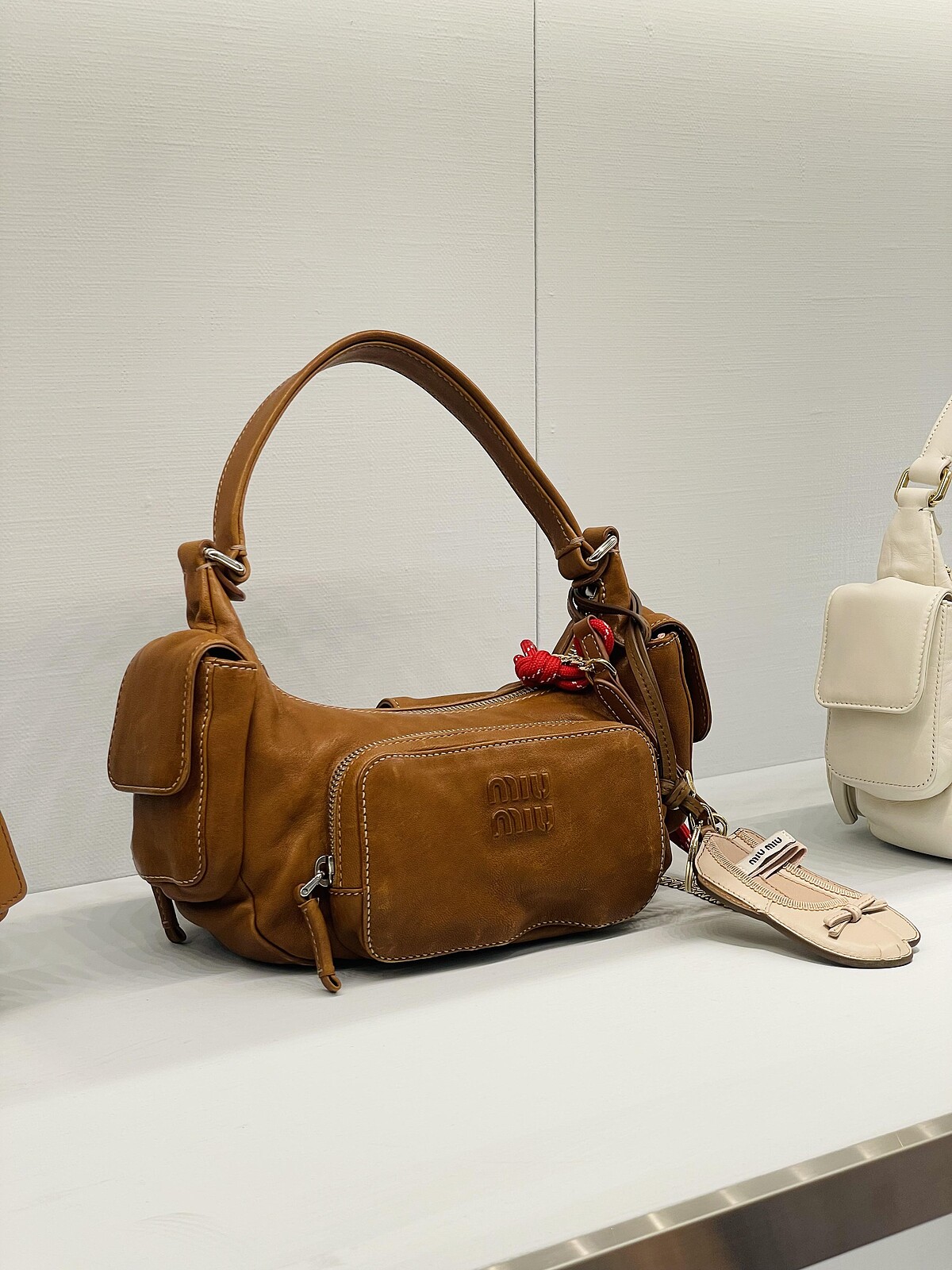 Miu Miu 2025秋冬主打 Pocket手袋，擁有多個外部口袋設計